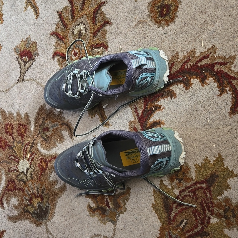 Women's size 7.5 LA Sportiva Shoes 1A